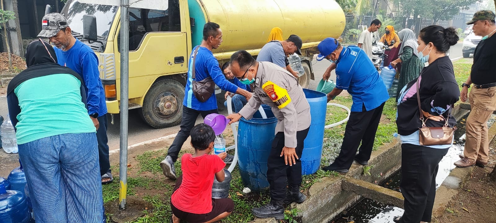 Peduli Kesehatan Warga, Bhabinkamtibmas Tanjung Hulu Monitoring Pembagian Air Konsumsi dan Masker
