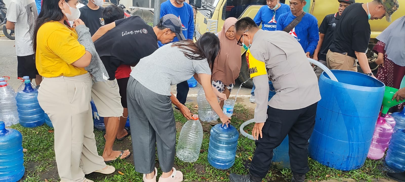 Peduli Kesehatan Warga, Bhabinkamtibmas Tanjung Hulu Monitoring Pembagian Air Konsumsi dan Masker