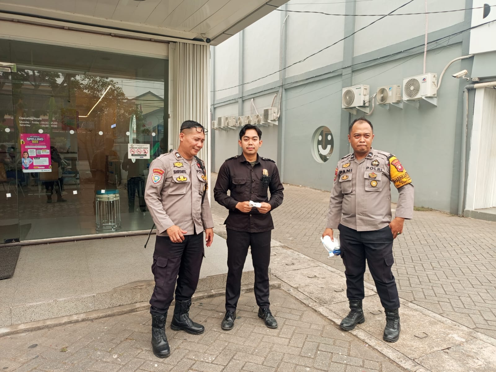 Kabut Asap Akibat Karhutla, Bhabinkamtibmas Polsek Pontianak Kota Bagikan Masker kepada Warga
