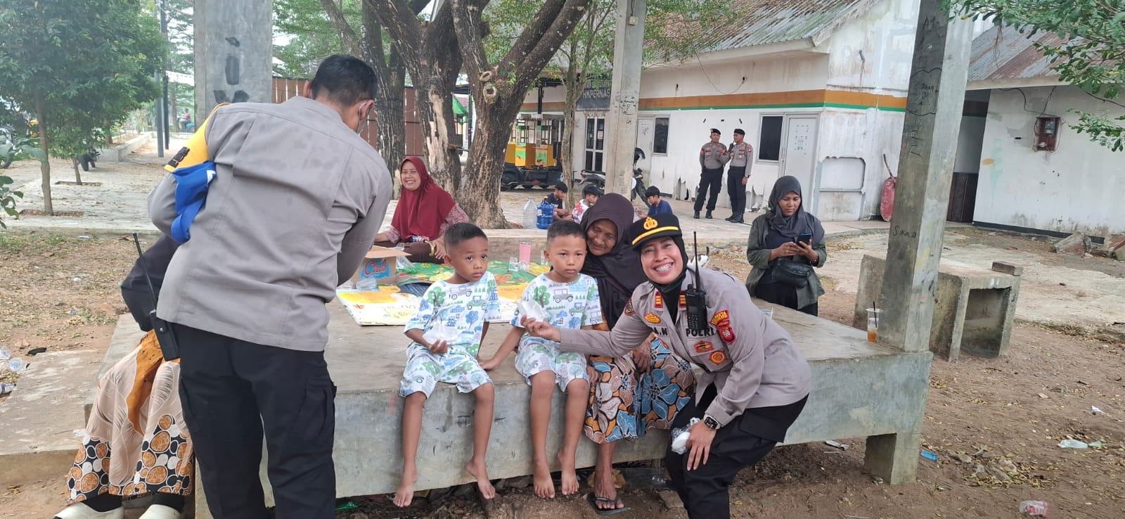 Kapolsek Pontianak Selatan Humanis Sapa Warga Rusunawa, Bagikan Masker dan Imbau Cegah Karhutla