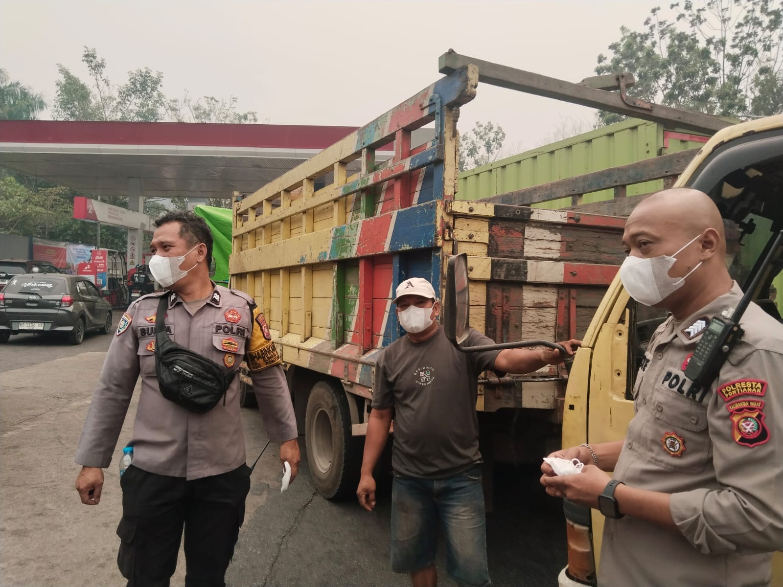Polsek Pontianak Kota Bagikan Masker Kepada Warga di Tengah Kabut Asap Akibat Karhutla
