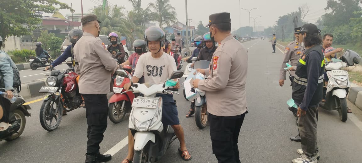 Kapolsek Pontianak Timur Salurkan Air Konsumsi dan Masker kepada Masyarakat