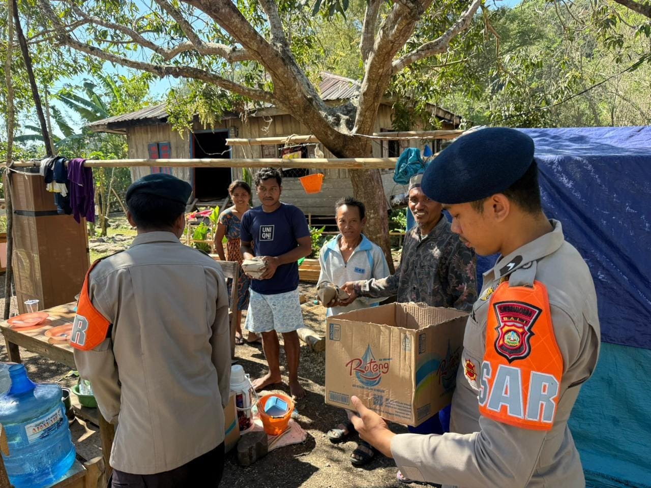 Tak Kenal Lelah Personel Brimob BKO NTT Salurkan Bantuan Air Bersih