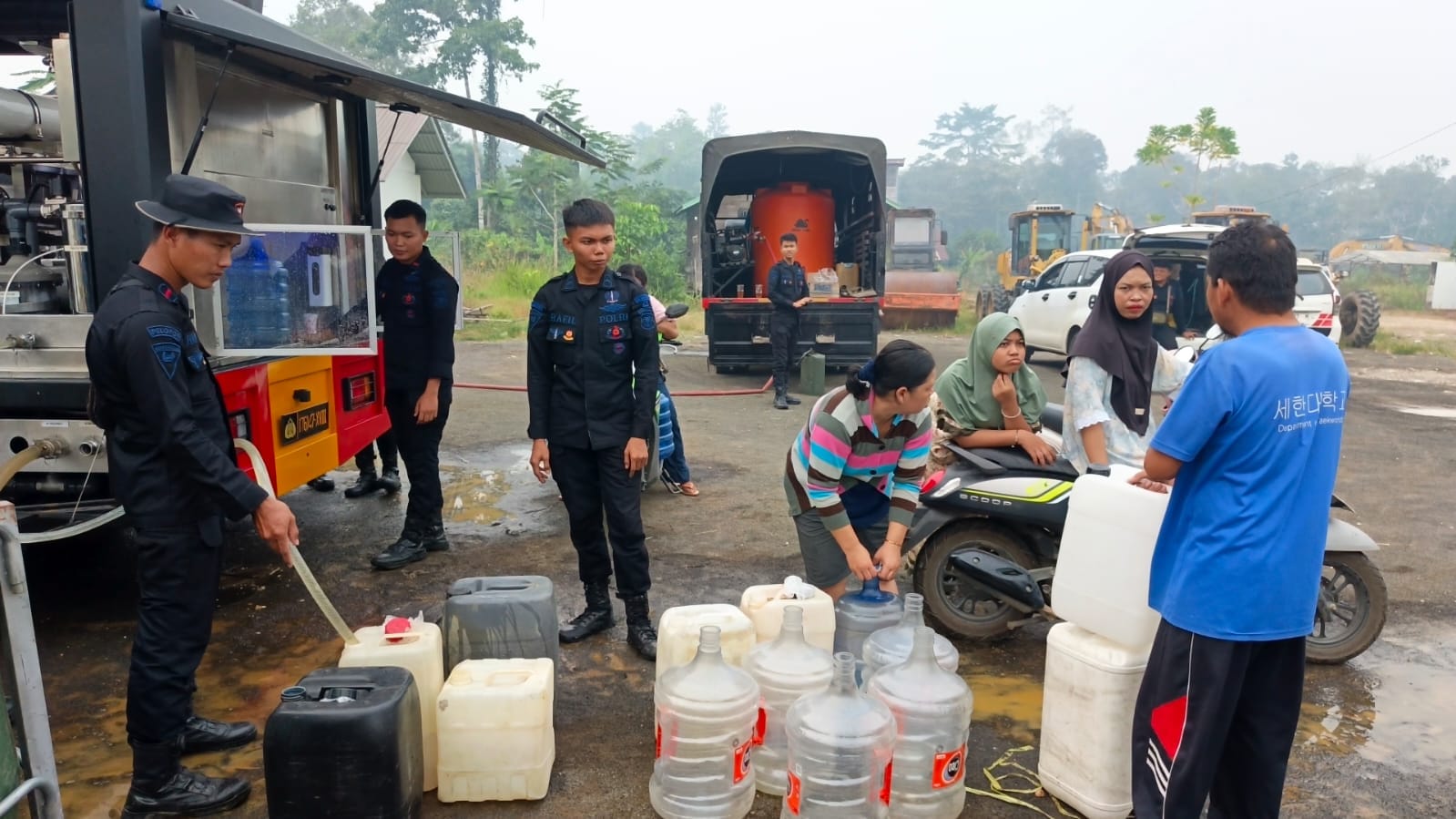 Peduli Kebutuhan Warga, Brimob Kalteng Distribusikan Air Bersih ke Desa Danau Usung