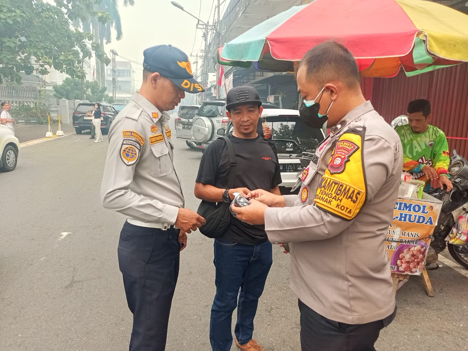 Laksanakan Pengamanan Taekwondo Championship, Personel Polsek Pontianak Kota Bagikan Masker