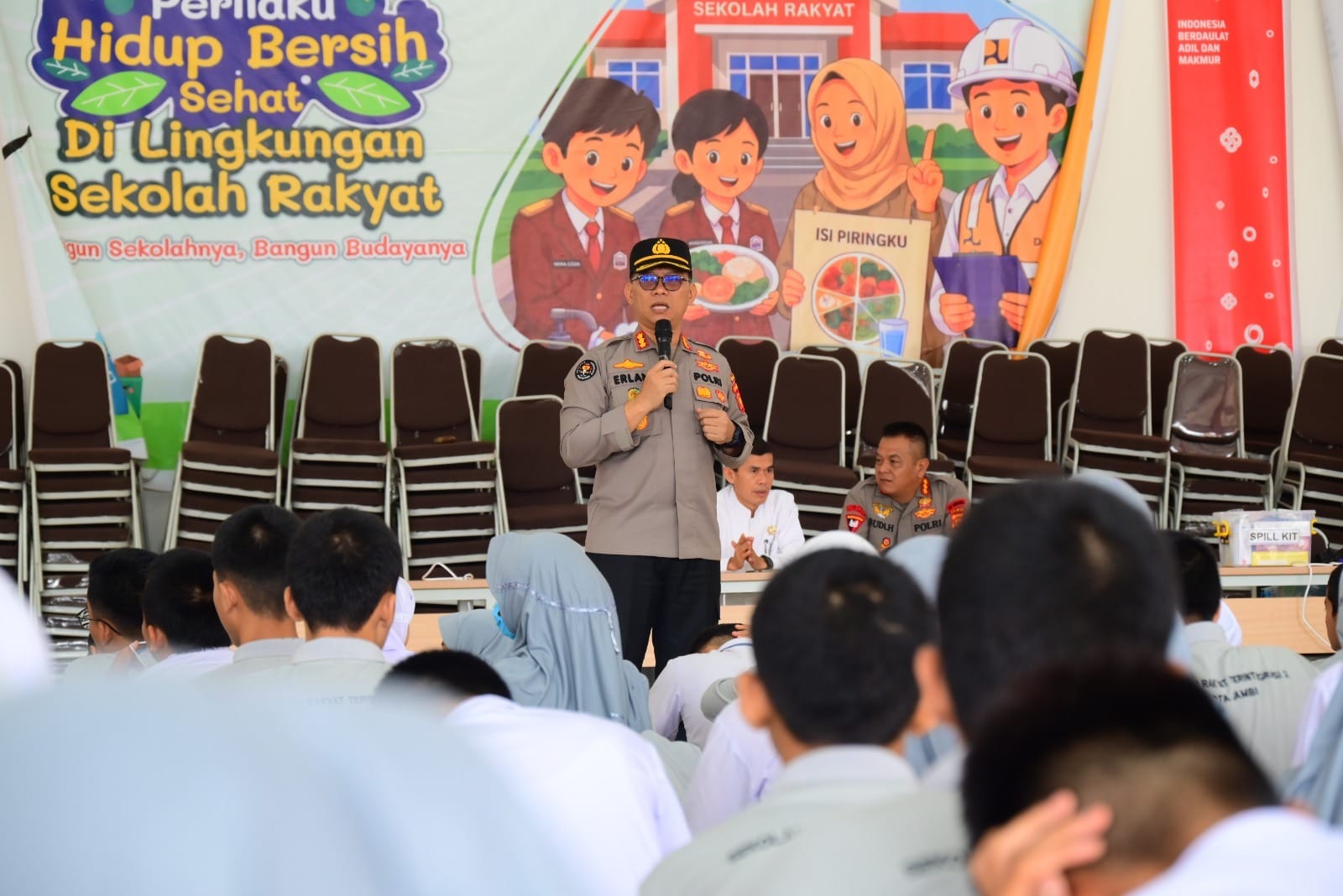 Di Tengah Kabut Asap Karhutla, Brimob Polda Jambi Beri Motivasi serta Perhatian Kesehatan Pelajar Sekolah Rakyat