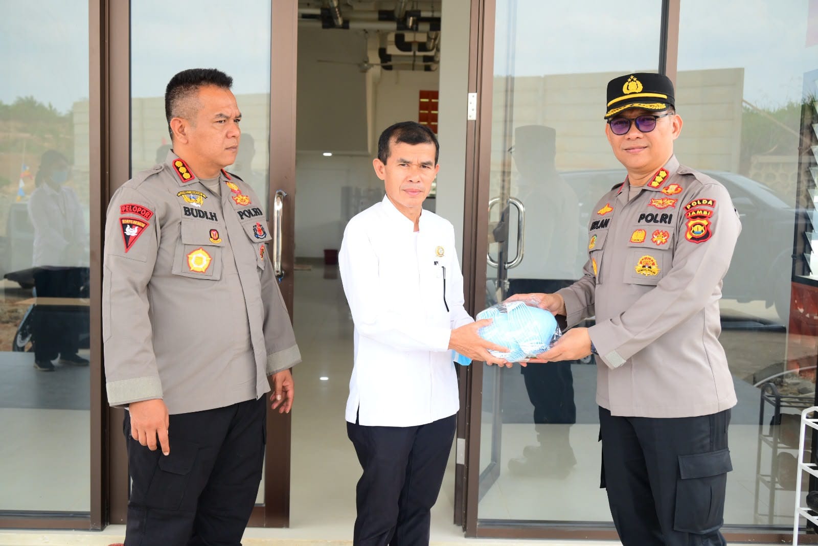 Di Tengah Kabut Asap Karhutla, Brimob Polda Jambi Beri Motivasi serta Perhatian Kesehatan Pelajar Sekolah Rakyat