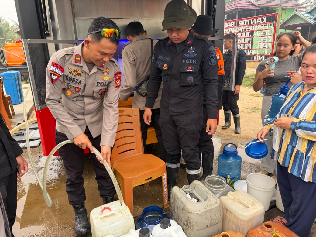 Brimob Kalteng Hadir di Tengah Warga Juking Panjang, Salurkan Air Bersih