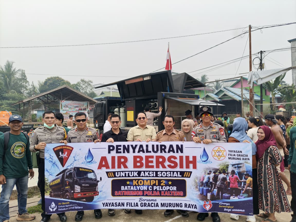 Peduli Kebutuhan Warga, Brimob Kalteng Distribusikan Air Bersih ke Juking Panjang