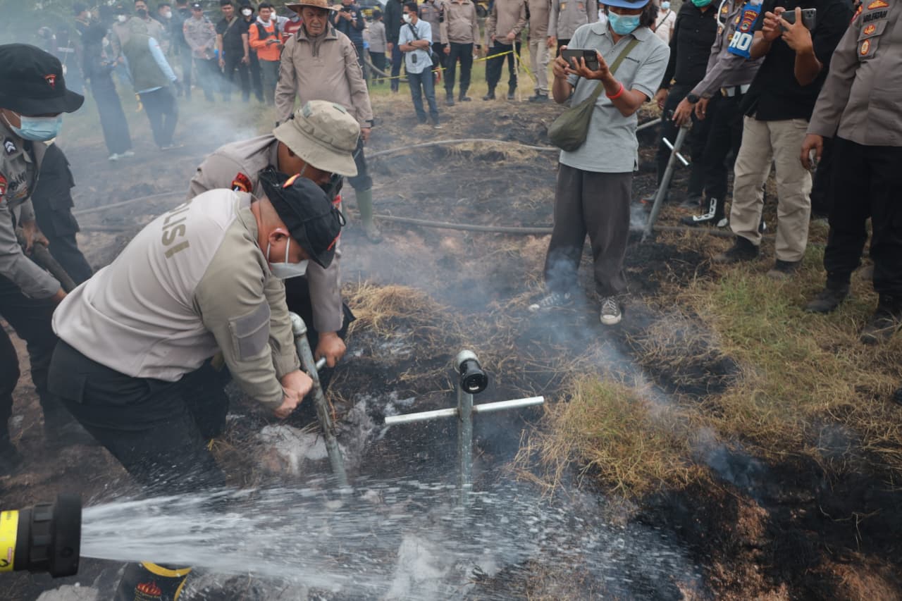 Kapolda Kalsel Turun Langsung Pantau Karhutla di Banjarbaru, Surfaktan Dioptimalkan untuk Pemadaman