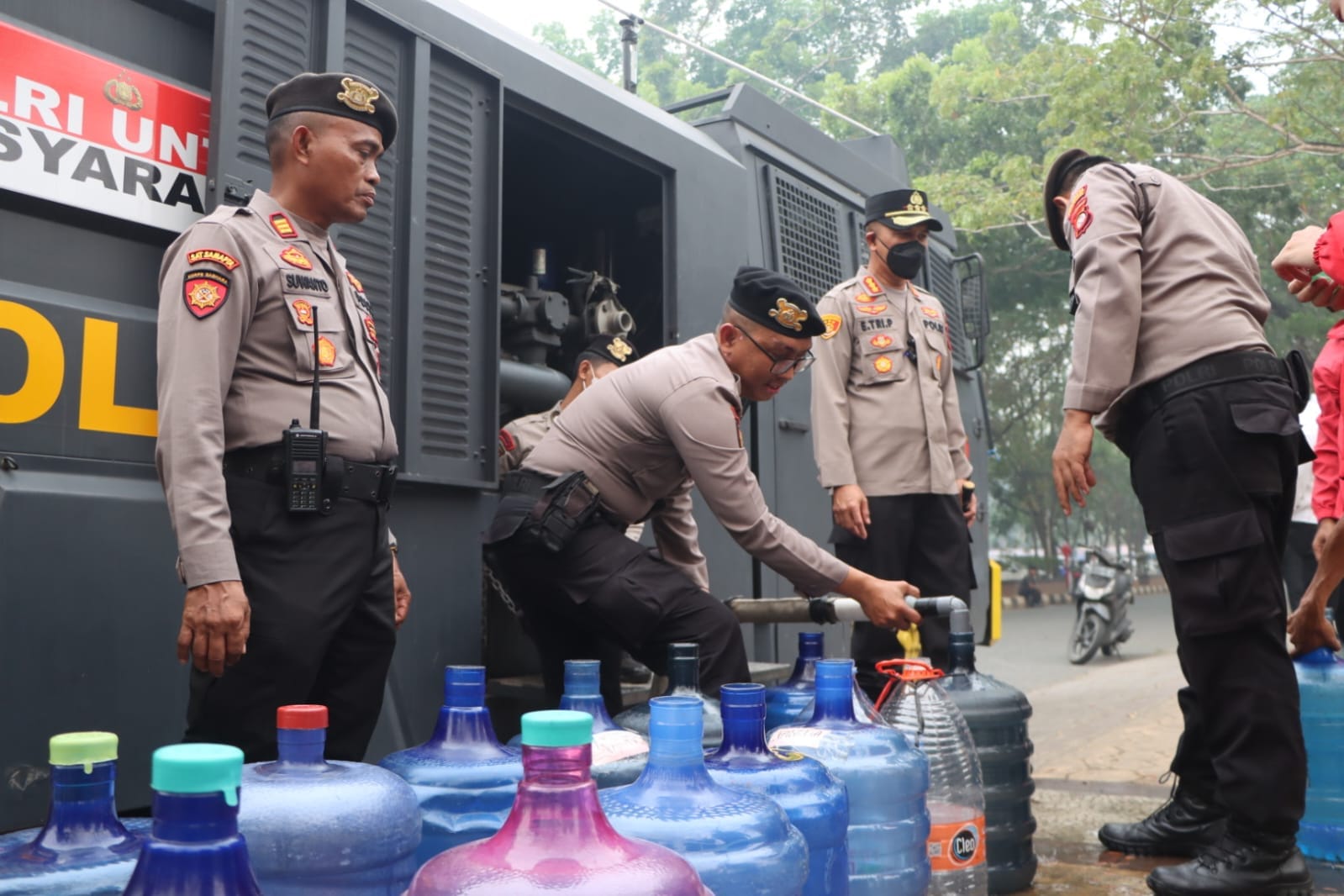 Kemarau Panjang Polresta Pontianak Turunkan Water Canon Salurkan 5.000 liter Air Bersih Untuk Warga