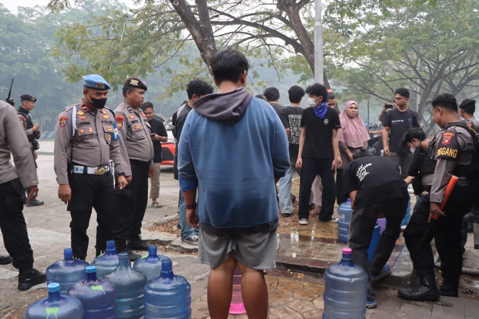 Kemarau Panjang Polresta Pontianak Turunkan Water Canon Salurkan 5.000 liter Air Bersih Untuk Warga