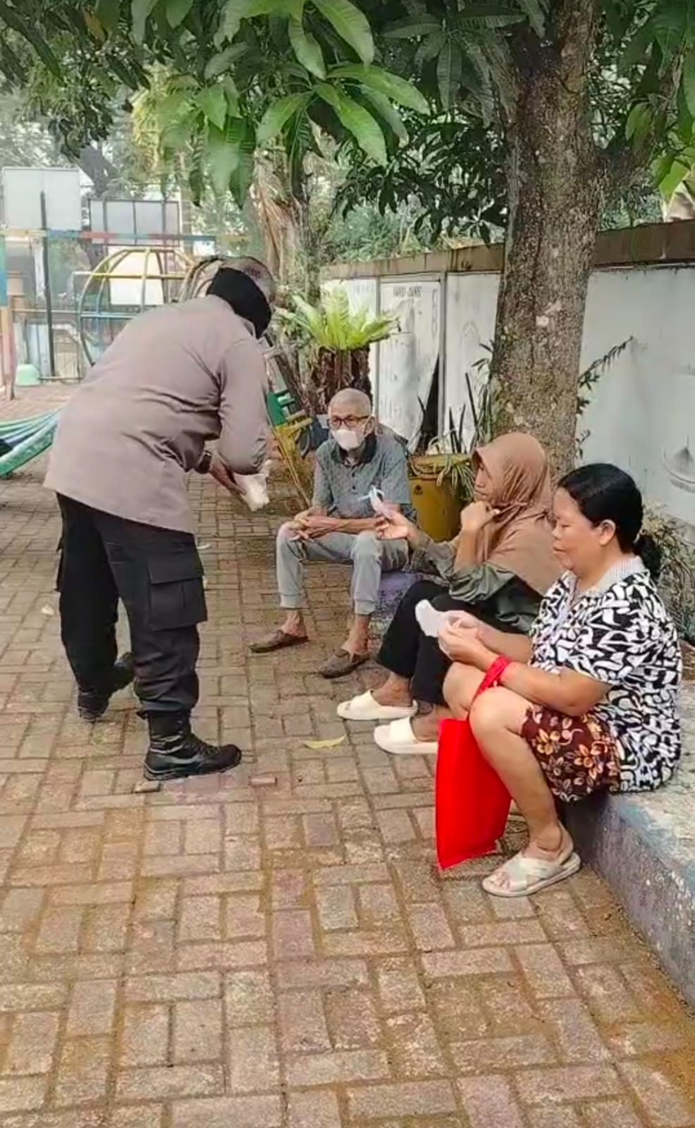 Polri Hadir Jaga Kesehatan Warga, Bhabinkamtibmas Bagikan Masker di Tengah Kabut Asap