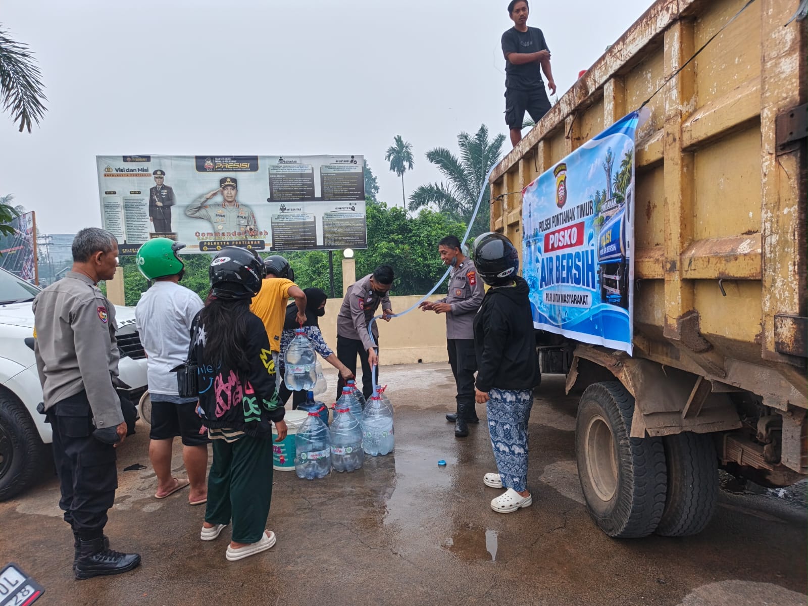 Polsek Pontianak Timur Salurkan 6.000 Liter Air Bersih untuk Warga Terdampak Kemarau