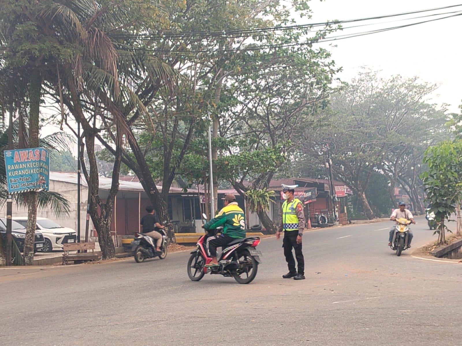 Unit Lantas Polsek Pontianak Kota Lakukan Pengaturan Lalu Lintas di Tengah Kabut Asap Karhutla