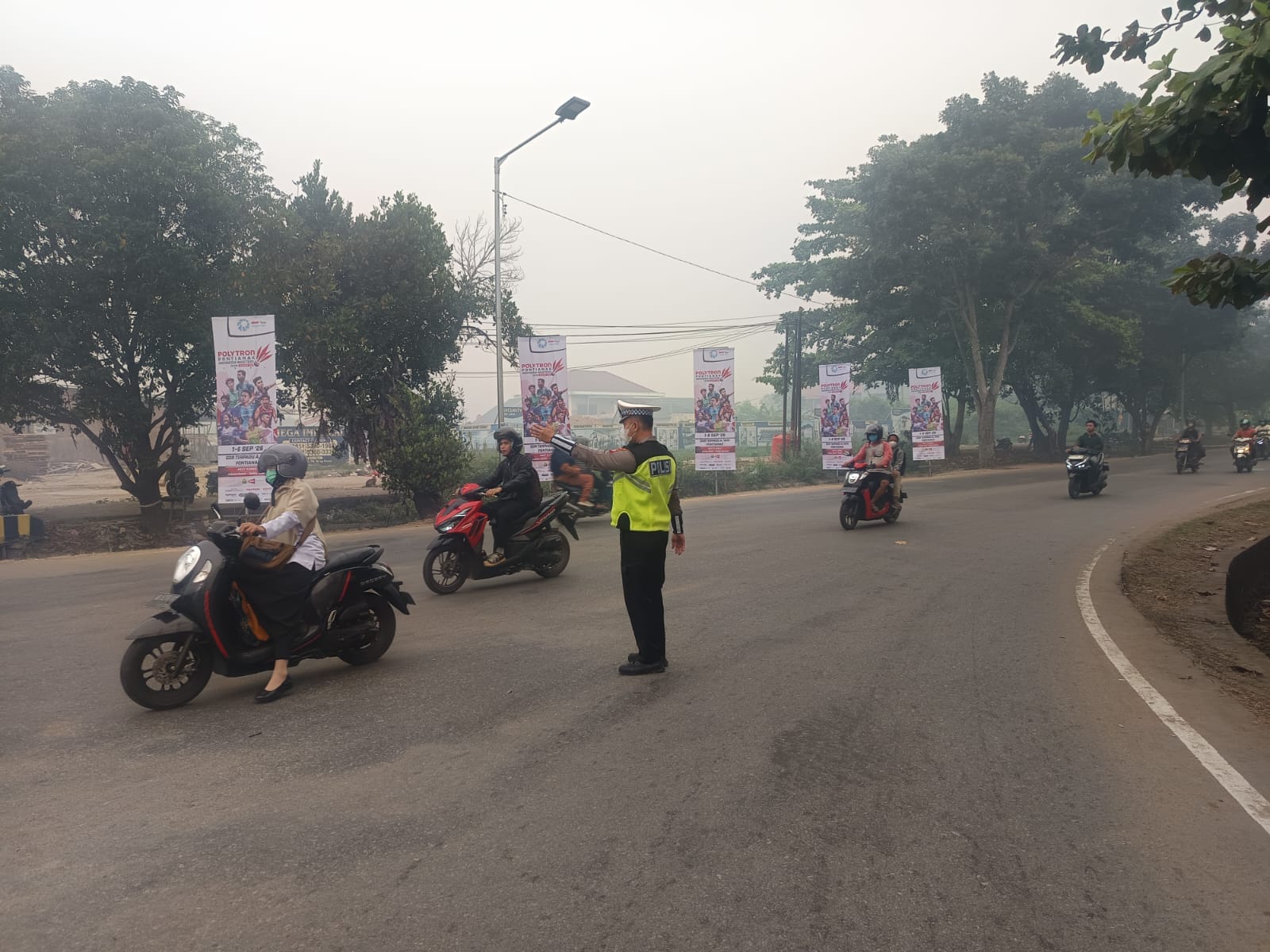 Unit Lantas Polsek Pontianak Kota Lakukan Pengaturan Lalu Lintas di Tengah Kabut Asap Karhutla