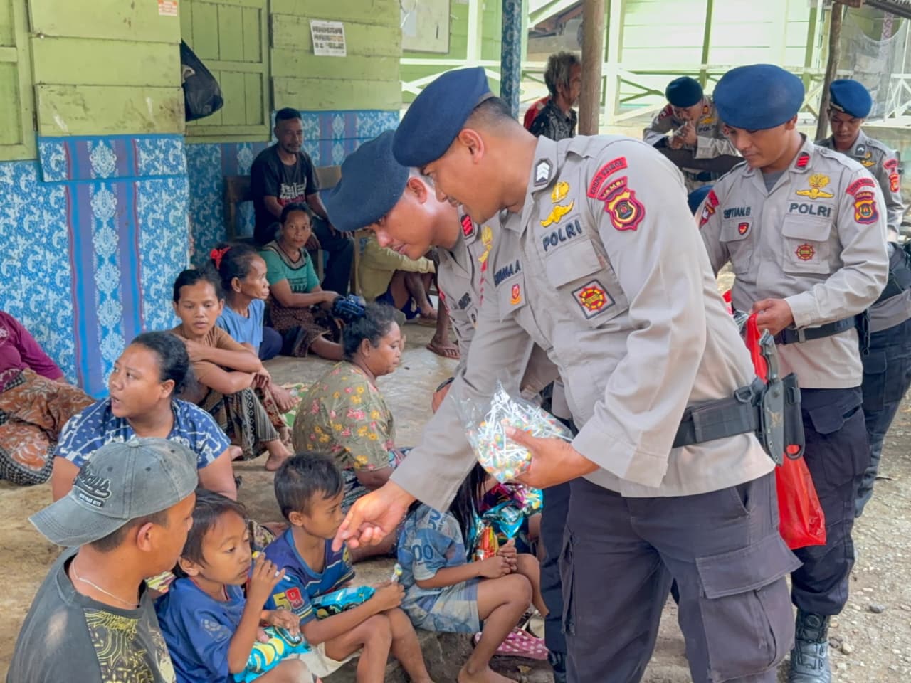 Peduli Masyarakat, Brimob Jambi Berikan Bantuan Sosial kepada Warga SAD di Merangin