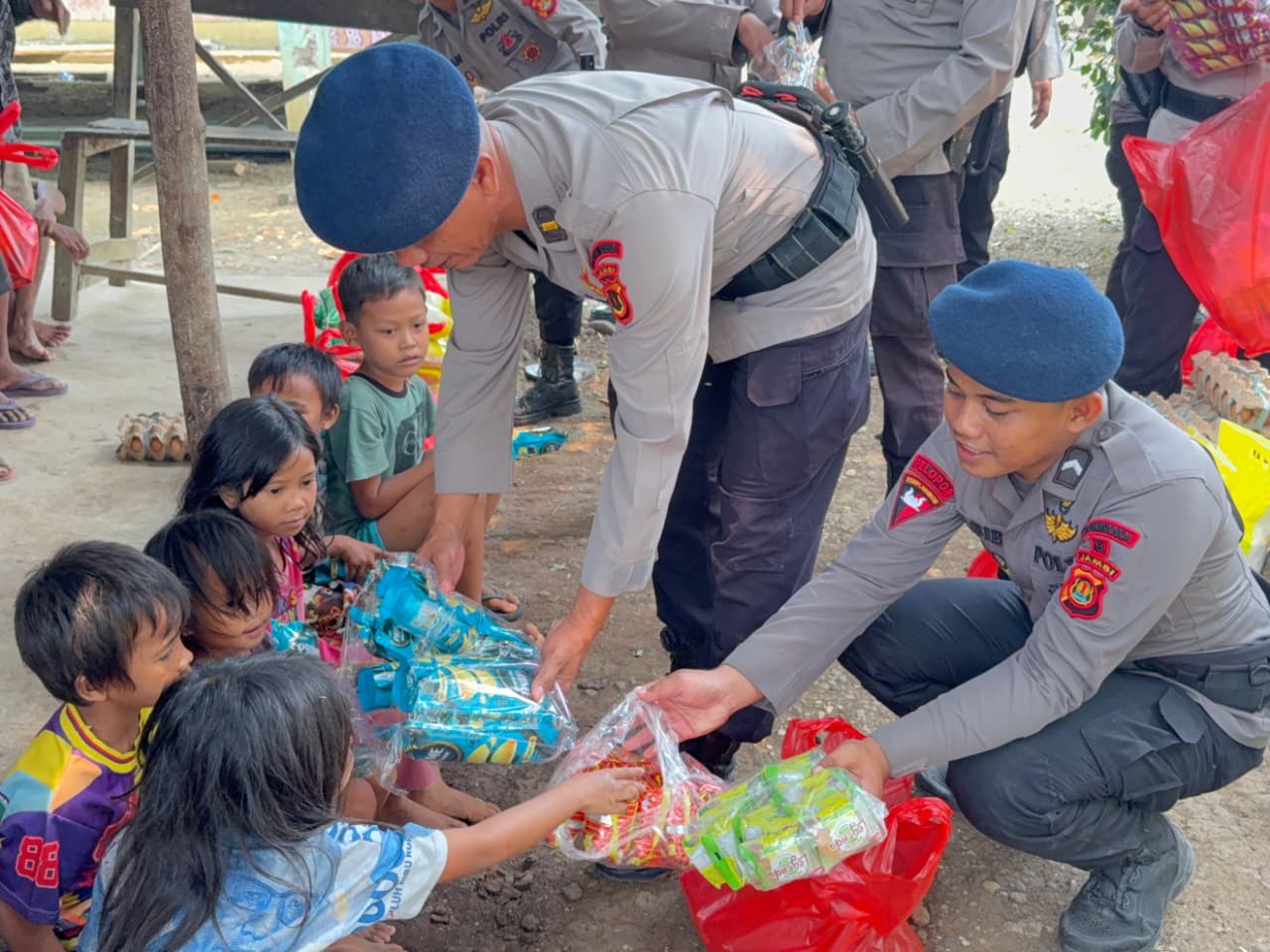 Brimob Jambi Peduli, Sambangi dan Berikan Bantuan Sosial kepada Warga SAD di Merangin