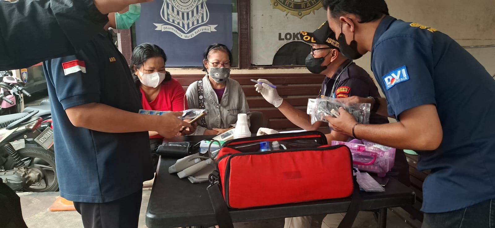Polresta Pontianak Berikan Pelayanan Kesehatan kepada Warga Terdampak Kabut Asap Karhutla