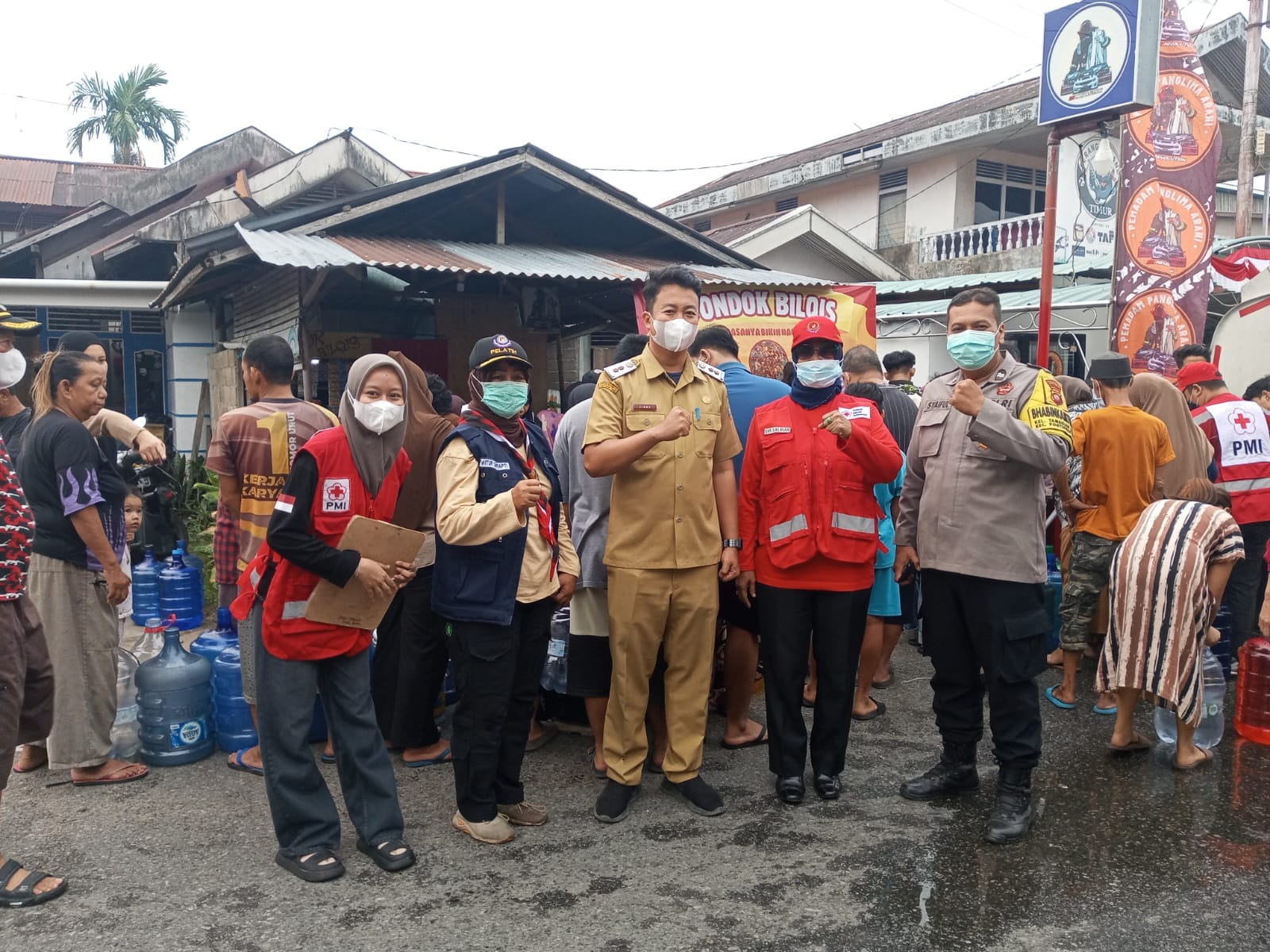 Bhabinkamtibmas Tambelan Sampit Bersama PMI Salurkan 5.000 Liter Air Konsumsi kepada Warga