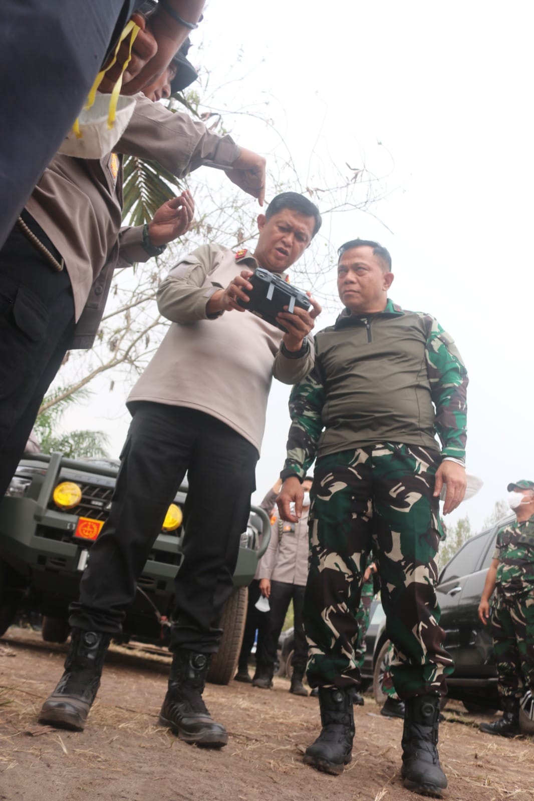 Cek Karhutla Bersama Pangdam, Kapolda Kalteng Kerahkan Helikopter Water Bombing Padamkan titik Api di Km 23 Palangka Raya