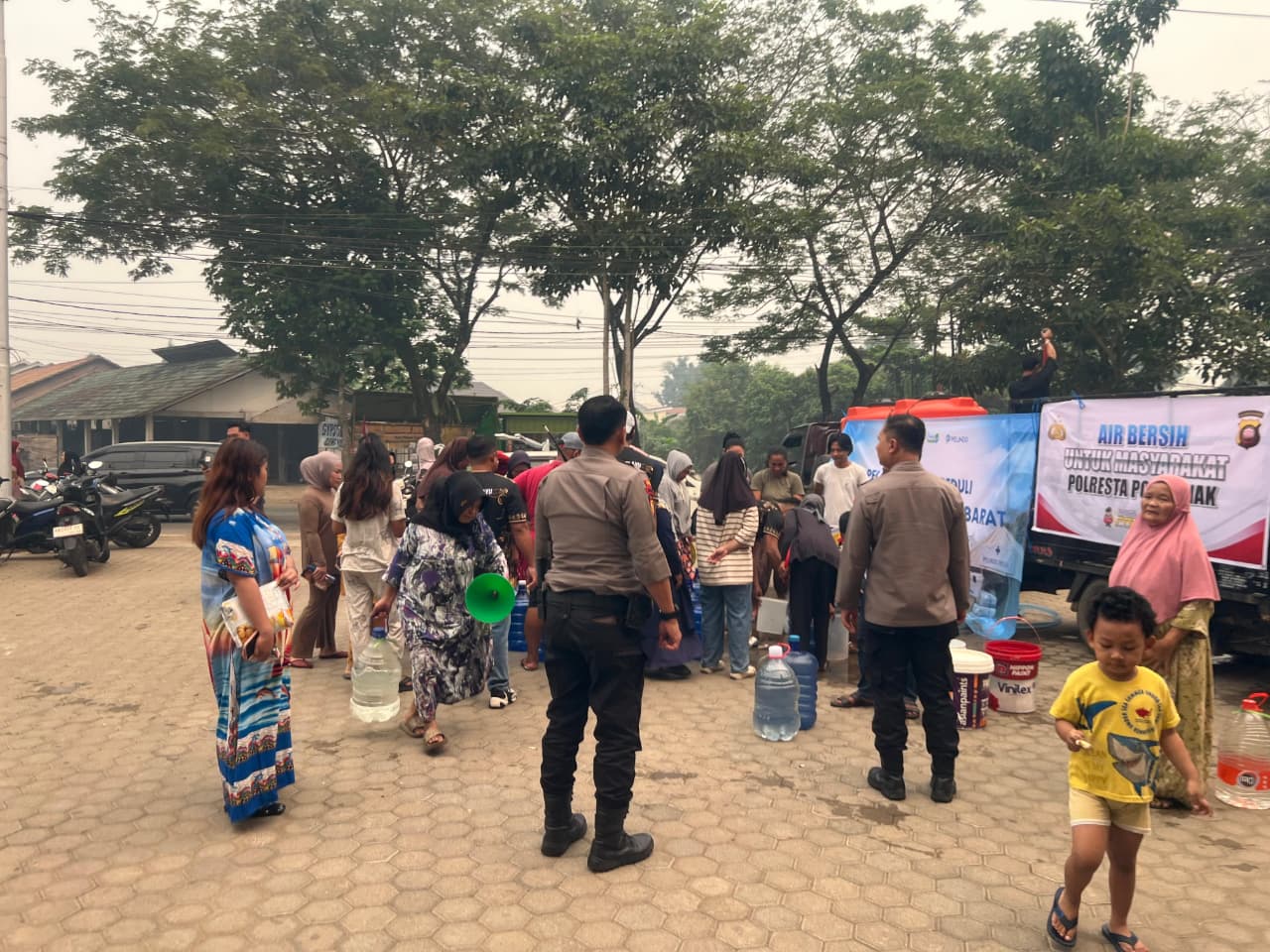 Pendistribusian Air Bersih untuk Warga di Jalan Karet, Polsek Pontianak Barat Amankan Kegiatan.