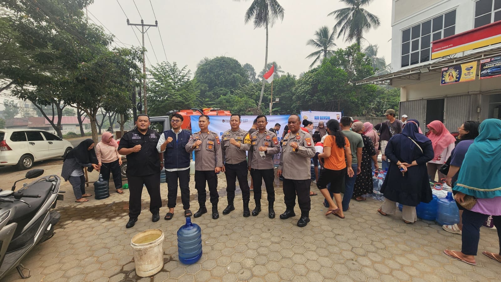 Pendistribusian Air Bersih untuk Warga di Jalan Karet, Polsek Pontianak Barat Amankan Kegiatan.
