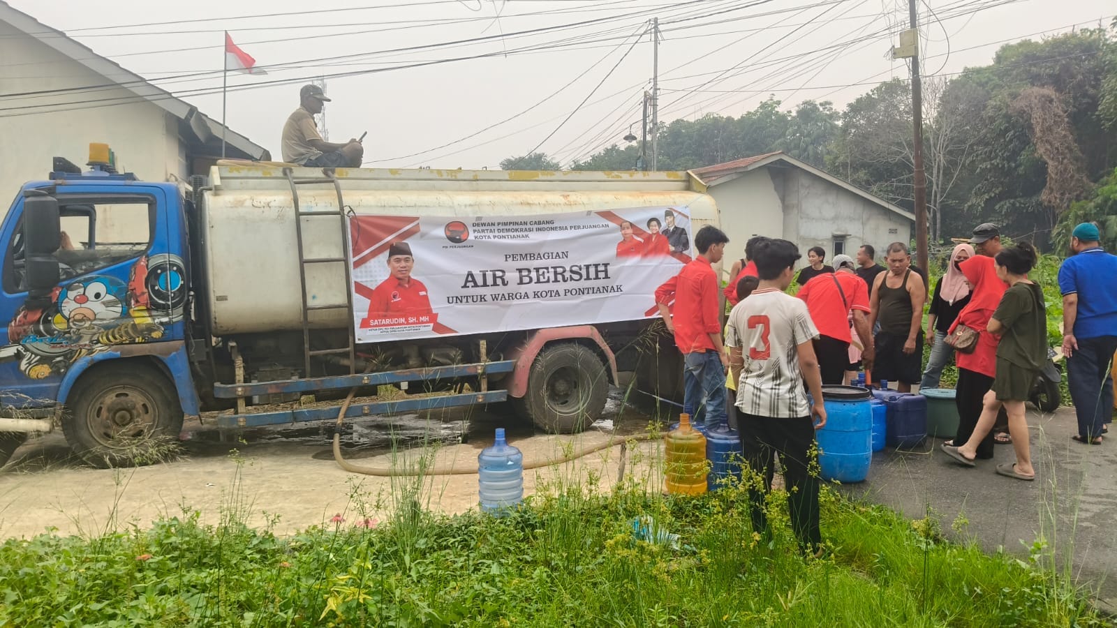 Bhabinkamtibmas Parit Mayor Monitoring Pembagian Air Bersih untuk Warga
