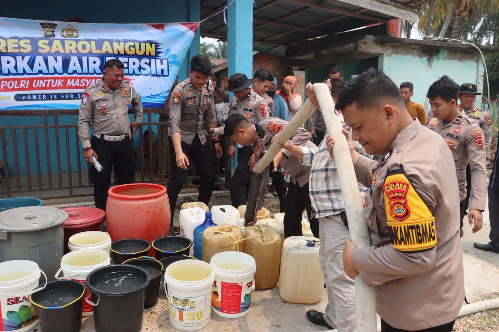 Setetes Air, Sejuta Harapan, Polres Sarolangun Salurkan Bantuan Air Bersih untuk Warga