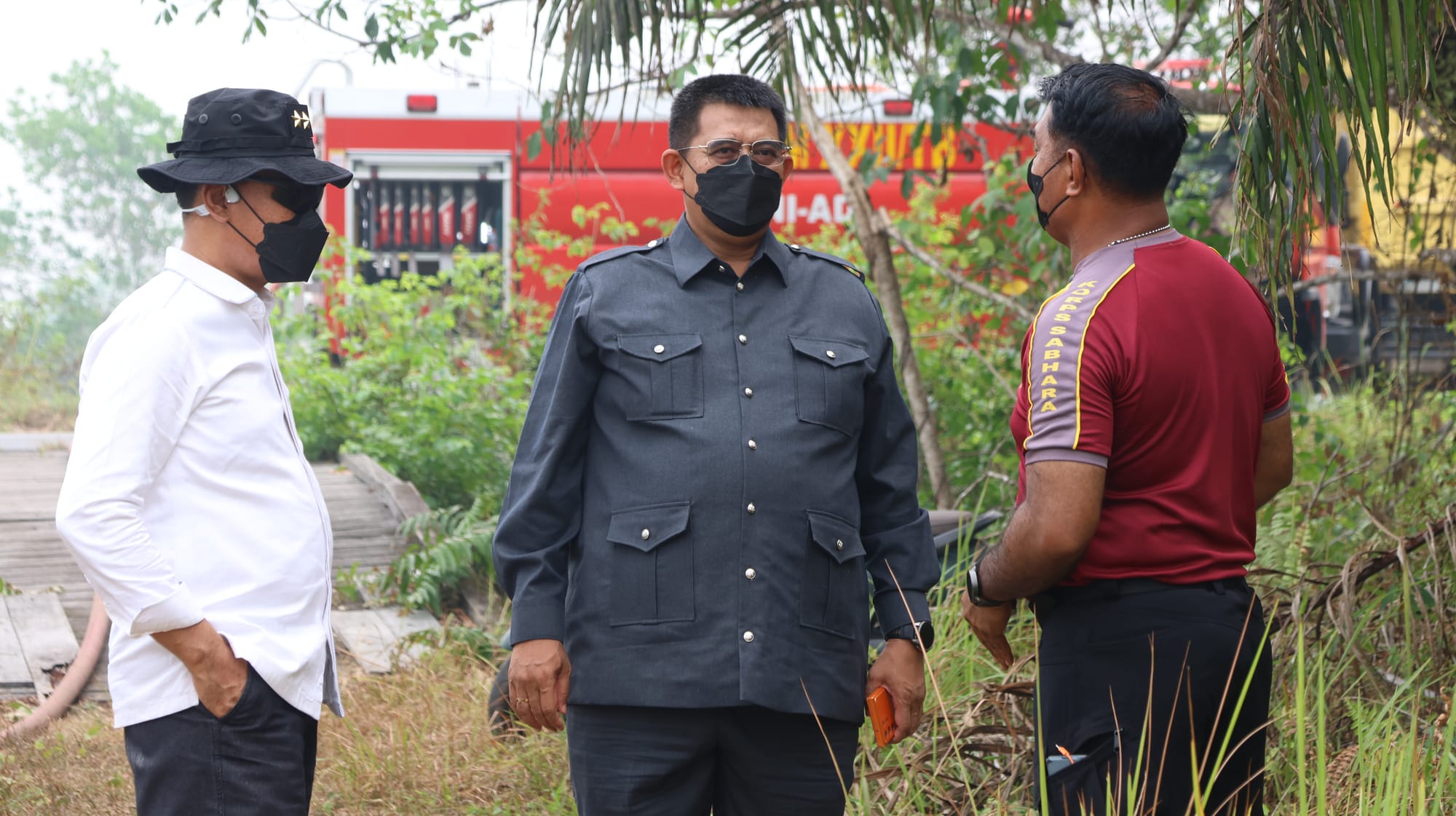 Satgas Edukasi Karhutla Aman Nusa II Lakukan Pendinginan Lahan Terbakar di Jalan Mahir Mahar