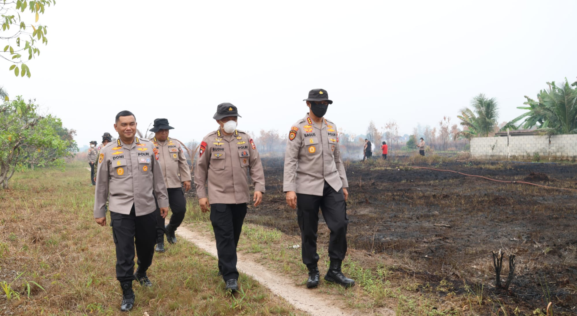 Cegah Api Kembali Menyala, Satgas Aman Nusa II Dinginkan Lahan Terbakar di Jalan Mahir Mahar