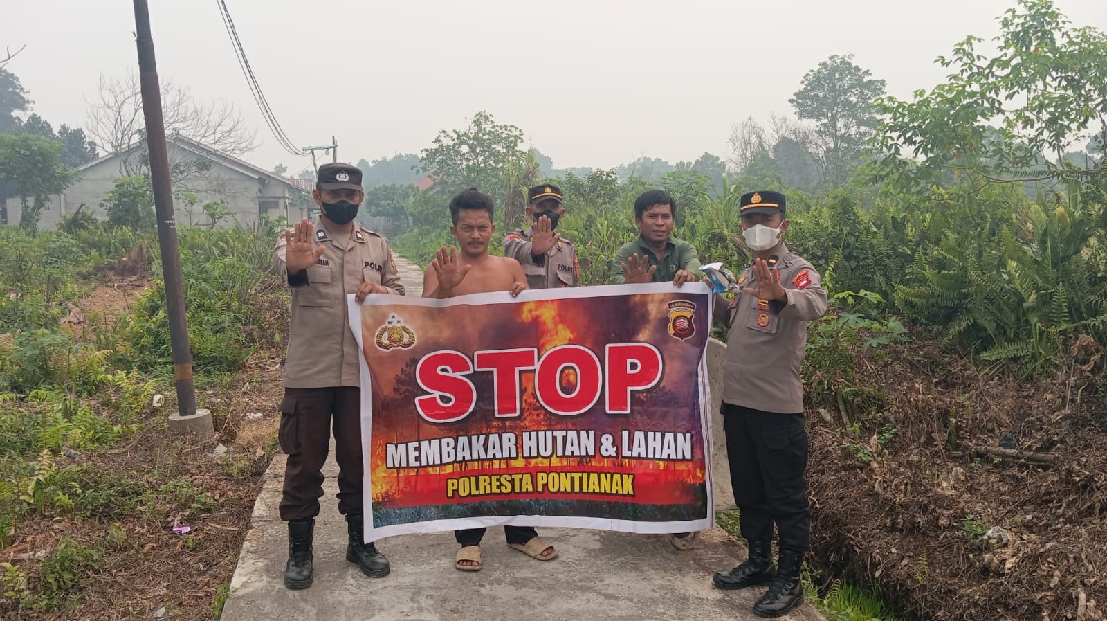 Cegah Karhutla dan Kabut Asap, Polresta Pontianak Tingkatkan Patroli serta Bagikan Masker