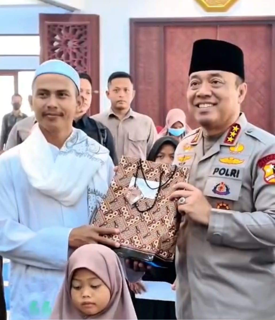 Wakapolri Hadir di Masjid Natabel Jannah, Salurkan 30 Santunan dan 150 Nasi Jumat Berkah