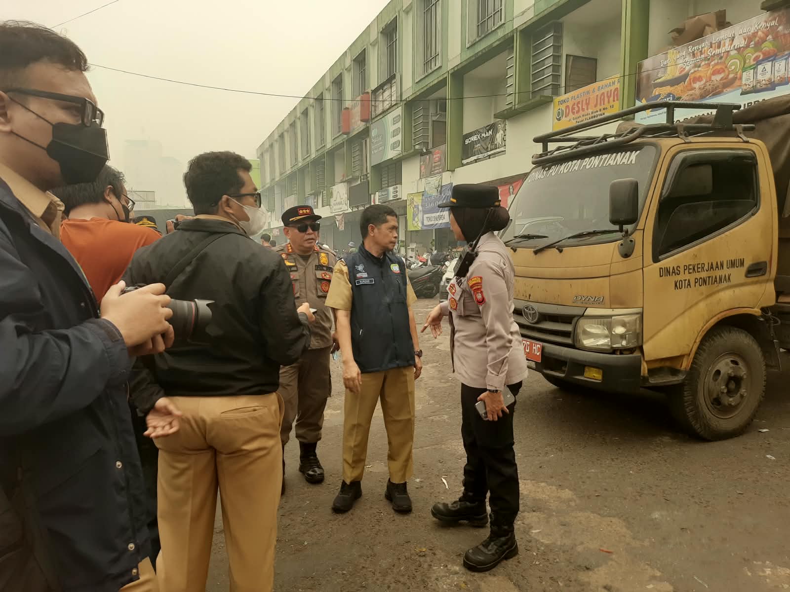 Polsek Pontianak Selatan Bersama Instansi Terkait Tertibkan Pedagang di Pasar Flamboyan