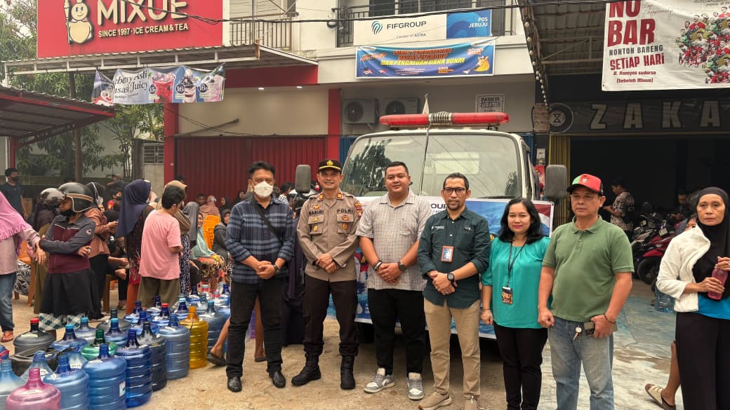 Polsek Pontianak Barat Bersama FIF Group Bagikan Air Bersih dan Masker Gratis untuk Warga.