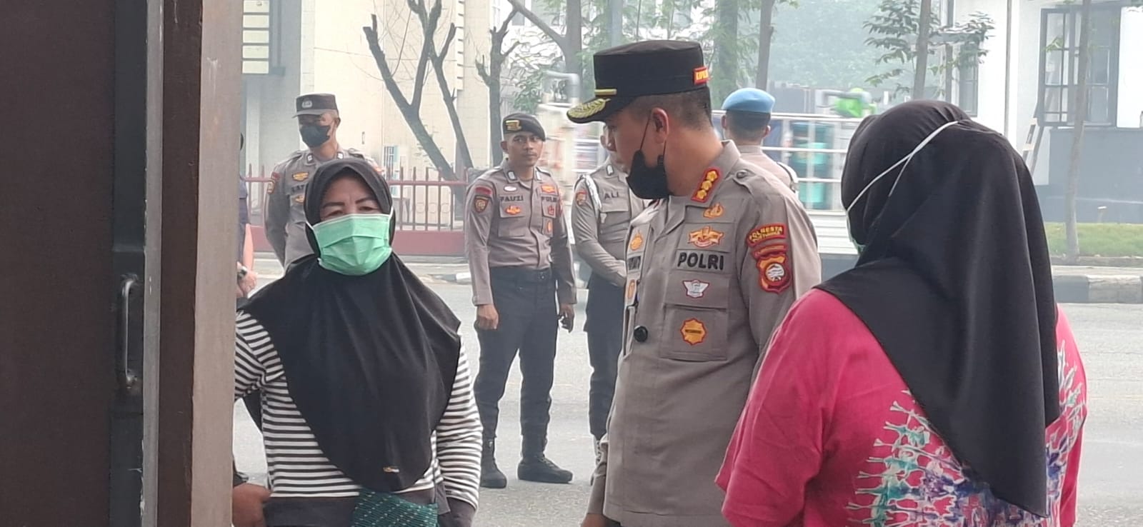 Polsek Pelabuhan Dwikora Salurkan Air Bersih, Masker dan Layanan Kesehatan Gratis