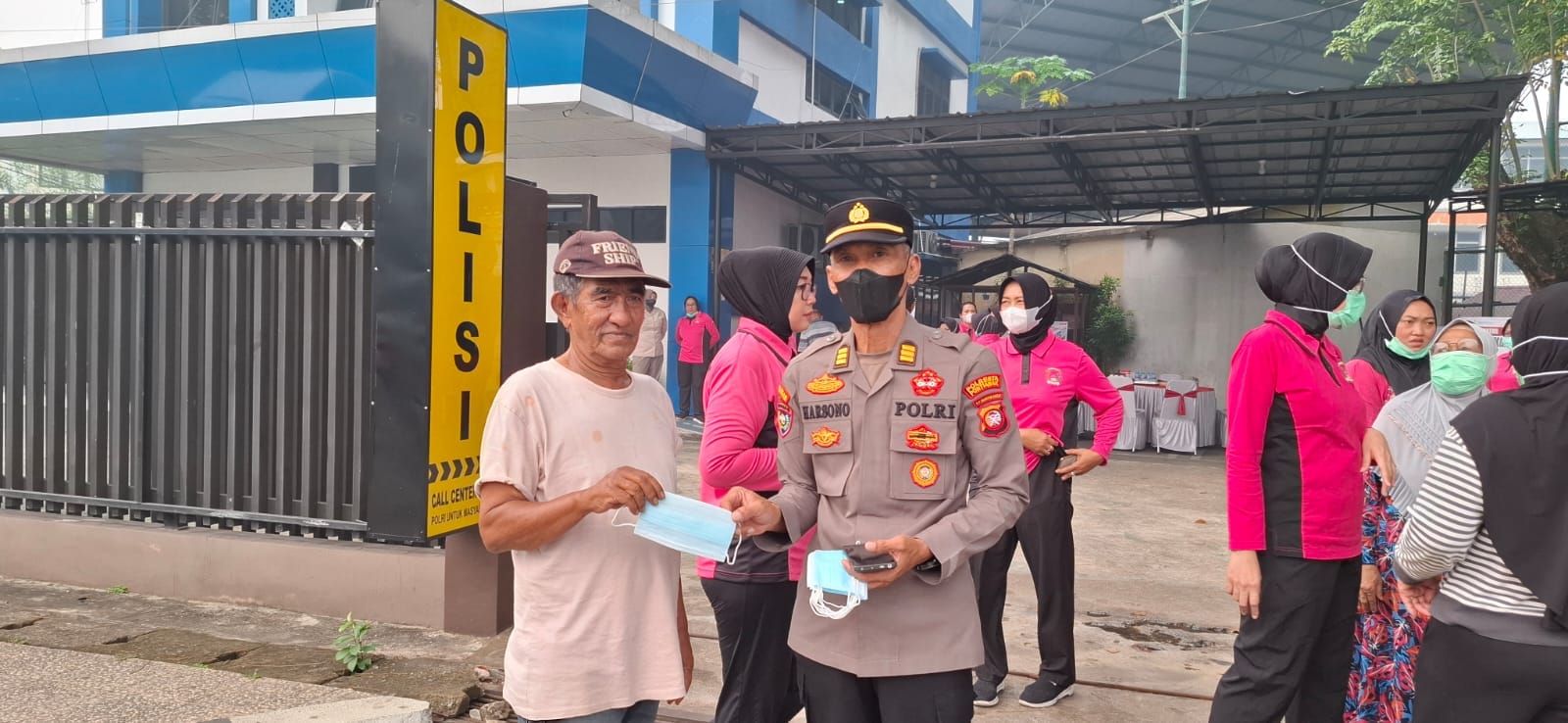 Polsek Pelabuhan Dwikora Salurkan Air Bersih, Masker dan Layanan Kesehatan Gratis