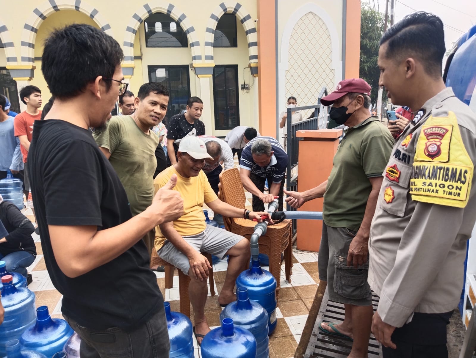 BHABINKAMTIBMAS SAIGON MONITORING PEMBAGIAN 8.000 LITER AIR BERSIH KEPADA WARGA
