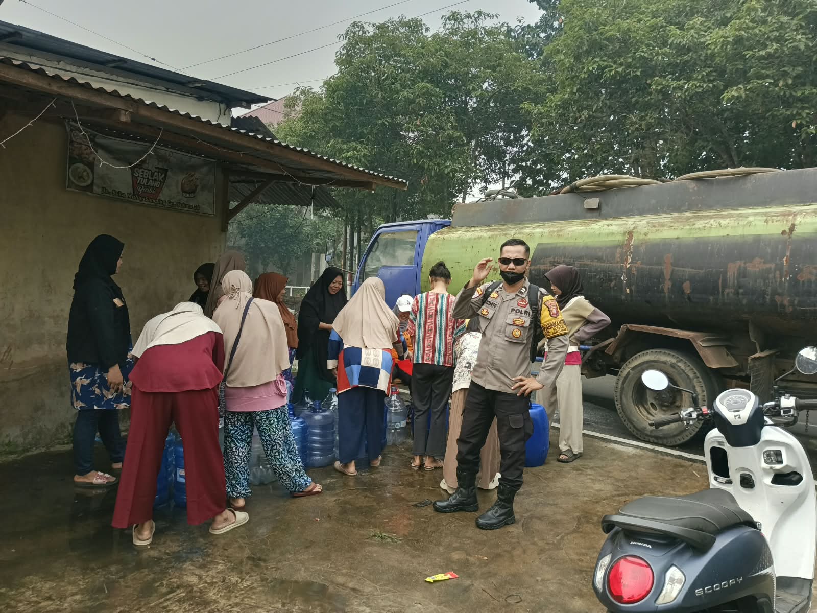 Tiga Pilar Kelurahan Sungai Jawi Salurkan Air Bersih kepada Warga di Tengah Musim Kemarau