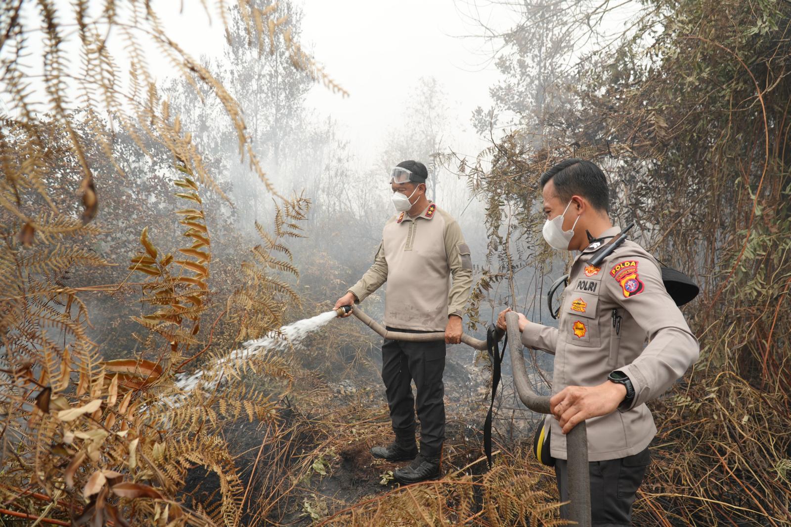 Polda Kalteng Optimalkan Pemadaman Karhutla di Manduhara Ujung dengan Cairan X-Fire
