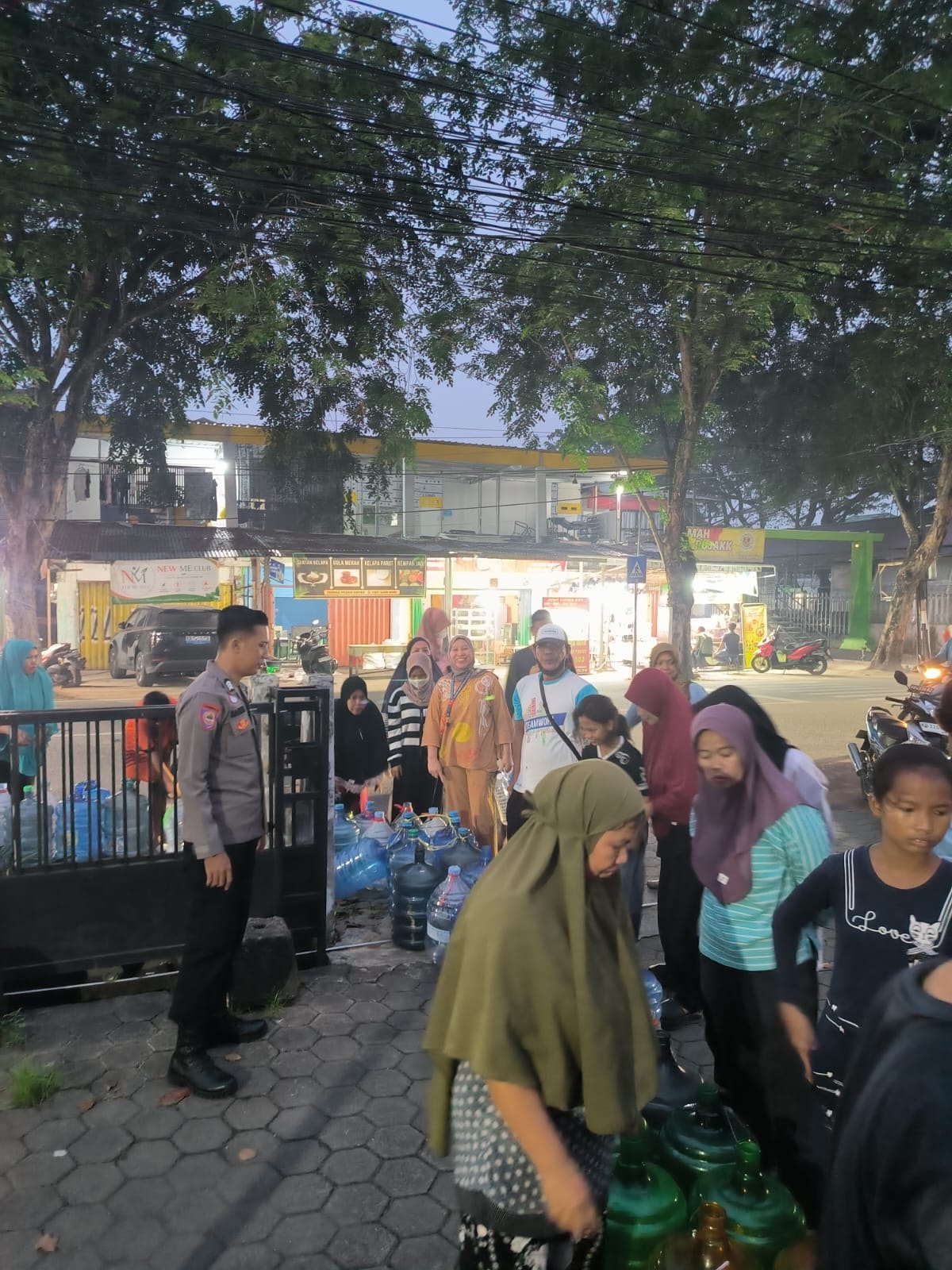 BHABINKAMTIBMAS SAIGON MONITORING PEMBAGIAN 5.000 LITER AIR BERSIH UNTUK WARGA
