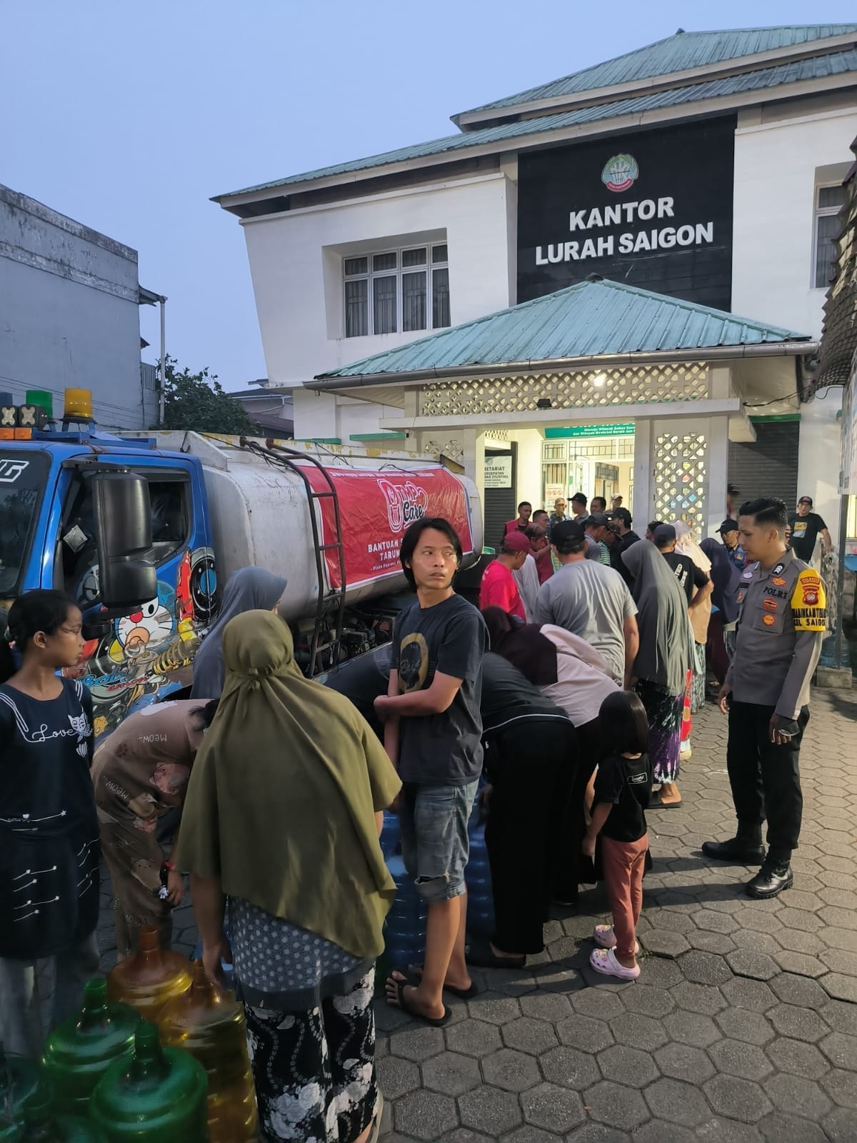 BHABINKAMTIBMAS SAIGON MONITORING PEMBAGIAN 5.000 LITER AIR BERSIH UNTUK WARGA