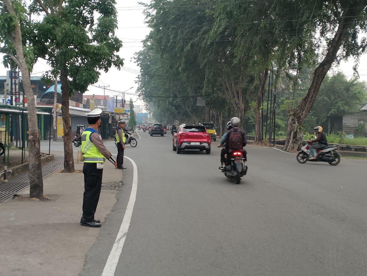 Pelayanan Pagi Hari, Unit Lantas Polsek Pontianak Kota Atur Arus Kendaraan di Persimpangan