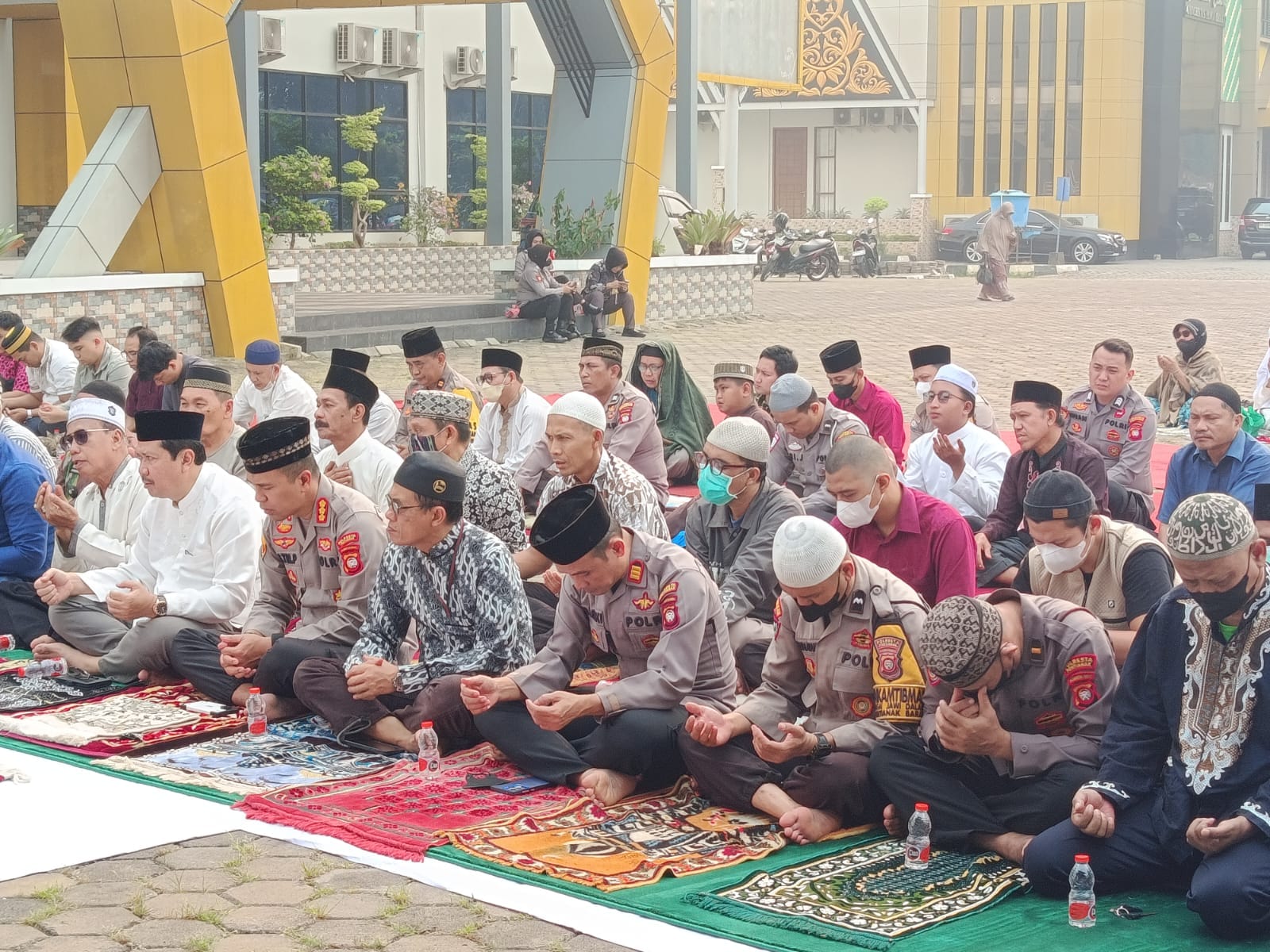 Polsek Pontianak Barat dan UPB Gelar Sholat Istisqa, Doakan Hujan dan Karhutla Segera Berakhir