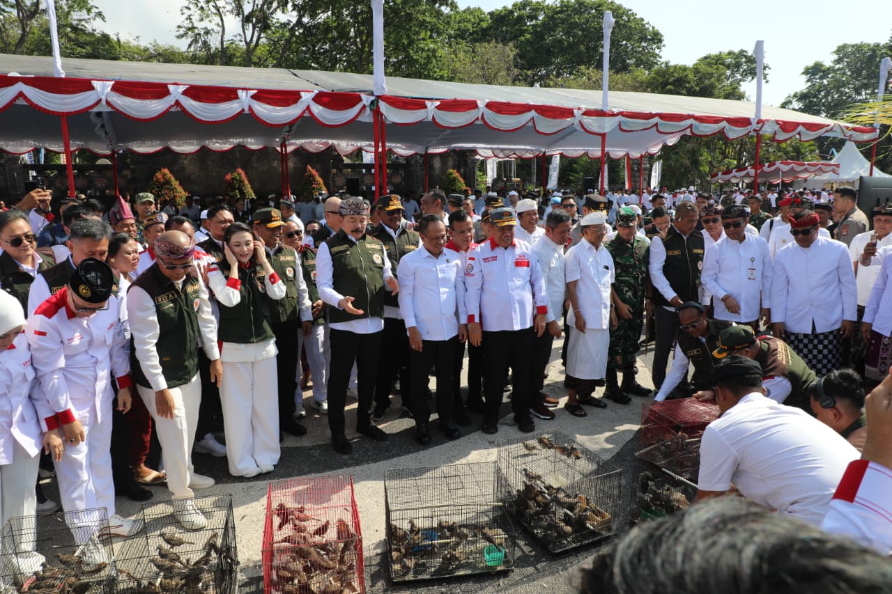 KAPOLDA BALI HADIRI PENGUKUHAN ABPEDNAS DAN ASLINMAS, PERKUAT SINERGI JAGA KAMTIBMAS DAN TATA KELOLA DESA