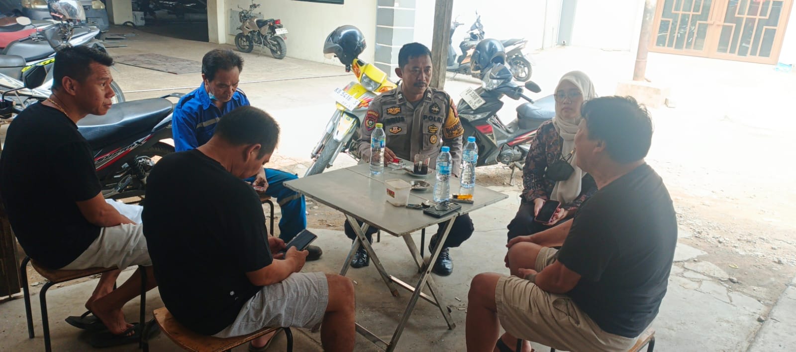 Kabut Asap Masih Pekat Sambangi Warga Binaannya Bhabinkamtibmas Siantan Hilir Minta Kurangi Aktivitas Diluar Rumah