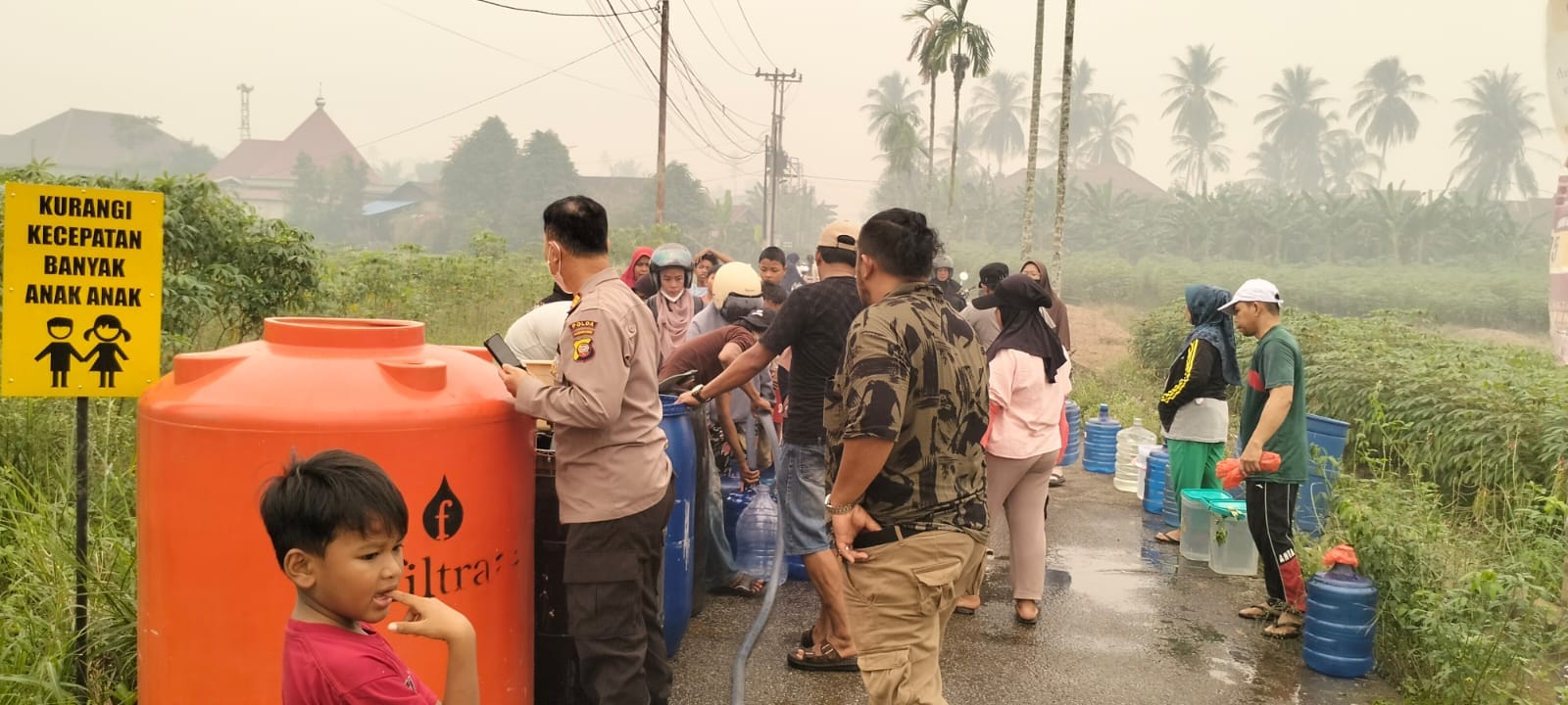 Polresta Pontianak Bersama Pelindo Salurkan 8.000 Liter Air Bersih Layak Konsumsi untuk Warga Pontianak Barat
