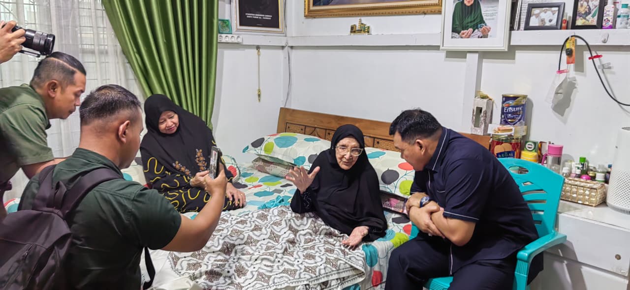 Kapolda Kalbar Silaturahmi dengan Tokoh Masyarakat, Salurkan Air Bersih dan Masker untuk Warga Pontianak Timur