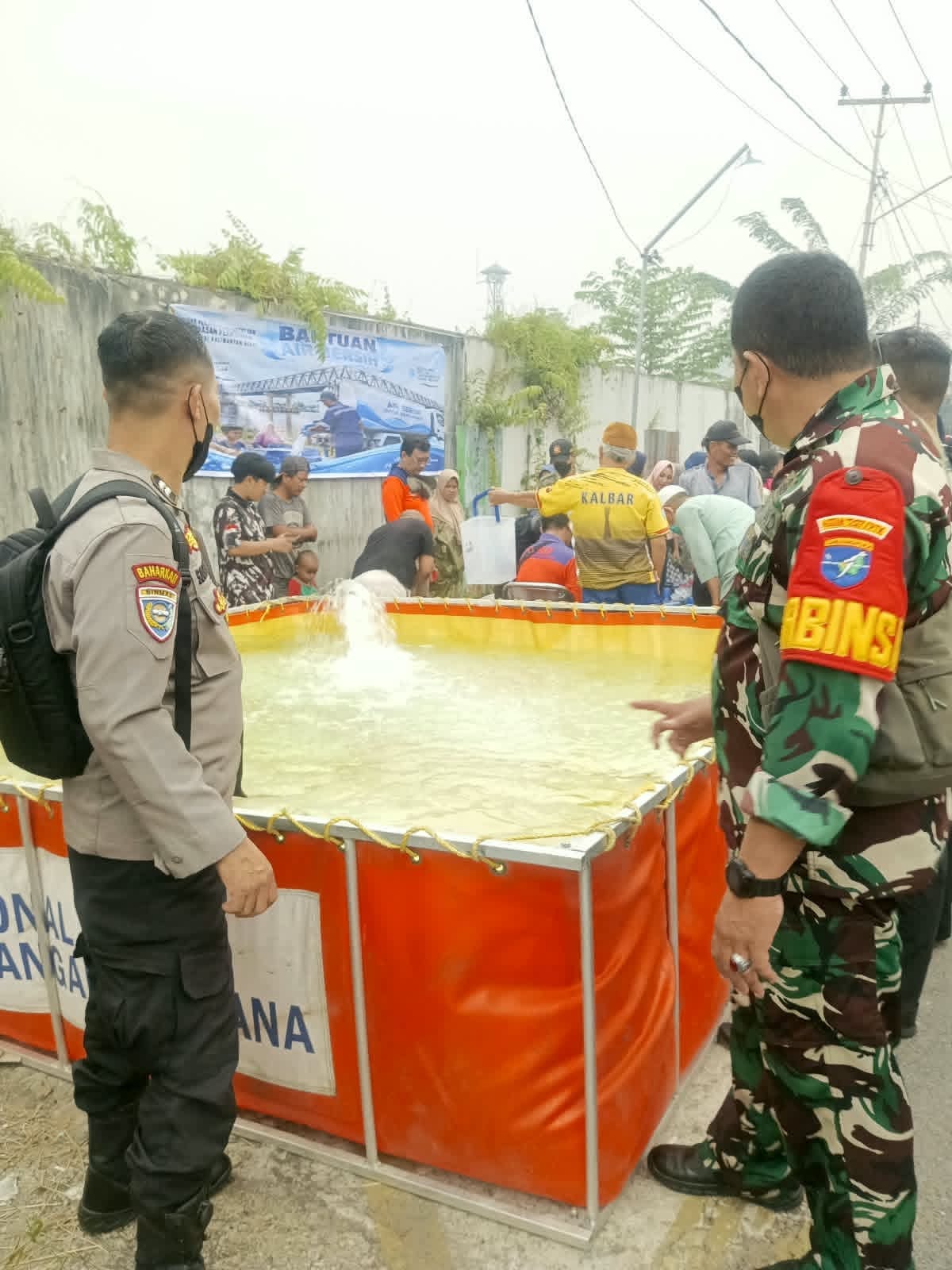 Peduli Kebutuhan Warga di Musim Kemarau, Bhabinkamtibmas dan Babinsa Kawal Distribusi Air Bersih di Jalan Sejarah