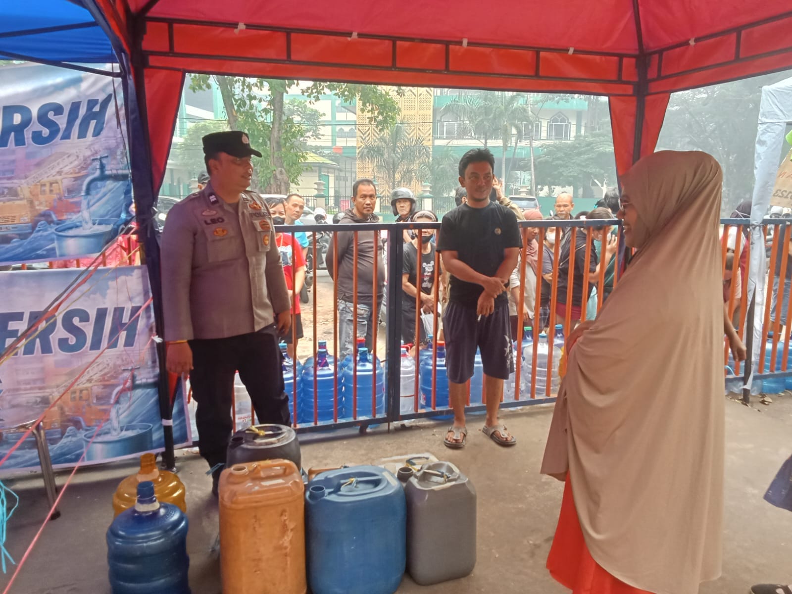 Kemarau Melanda, Polsek Pontianak Selatan Pastikan Air Bersih
